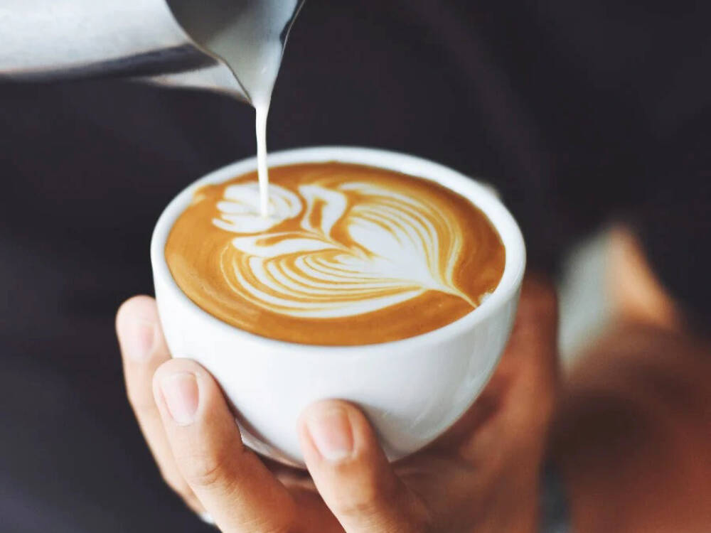 Vollautomaten statt Baristas und Dumpingpreise: Mit dem Siegeszug von günstigen Kaffee-Ketten wie Lap Coffee verliert jahrhundertealte Tradition ihre Menschlichkeit /©Kaffee Akademie Hamburg