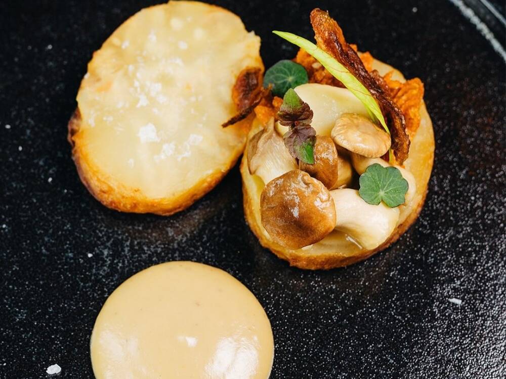 Vom Naya gibt es am 13. September ein  veganes Miso-Sellerie-Steak / ©Naya