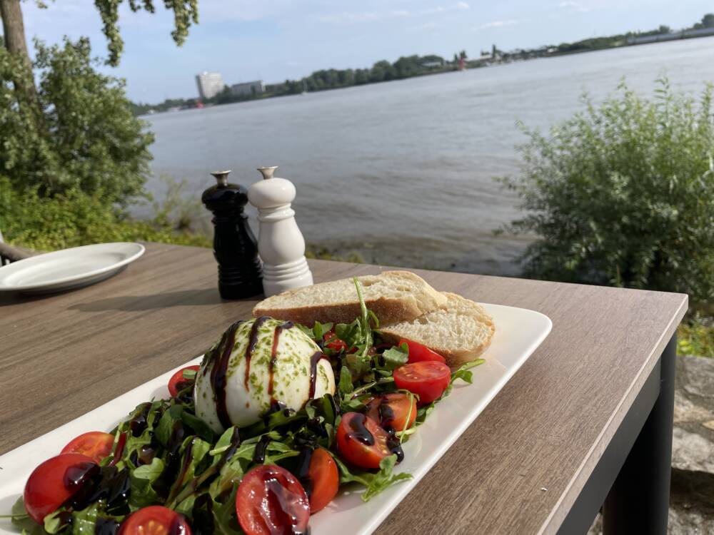 Vorspeise mit Ausblick: Während man den Burrata verspeist, kann man die vorbei dampfenden Schiffe beobachten / ©Michael Hein
