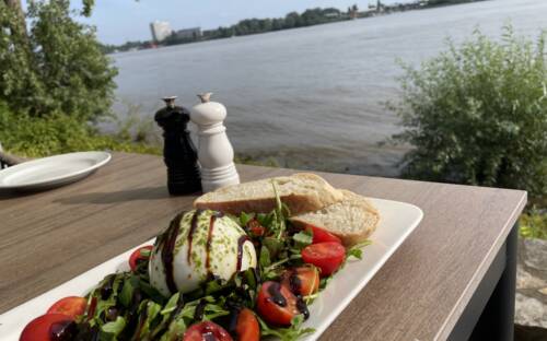 Vorspeise mit Ausblick: Während man den Burrata verspeist, kann man die vorbei dampfenden Schiffe beobachten / ©Michael Hein