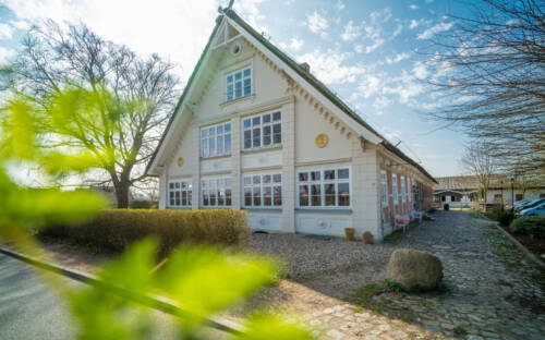 Zwischen Feldern und dem Boberger Reitverein: Bei der Alten Deichkate scheint die Zeit langsamer zu vergehen / ©Alte Deichkate 