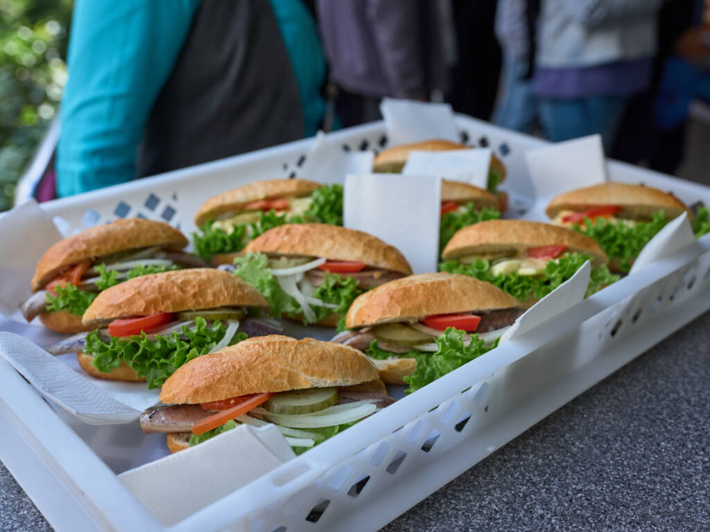 Viele Fischbrötchen liebevoll angerichtet in einem Korb