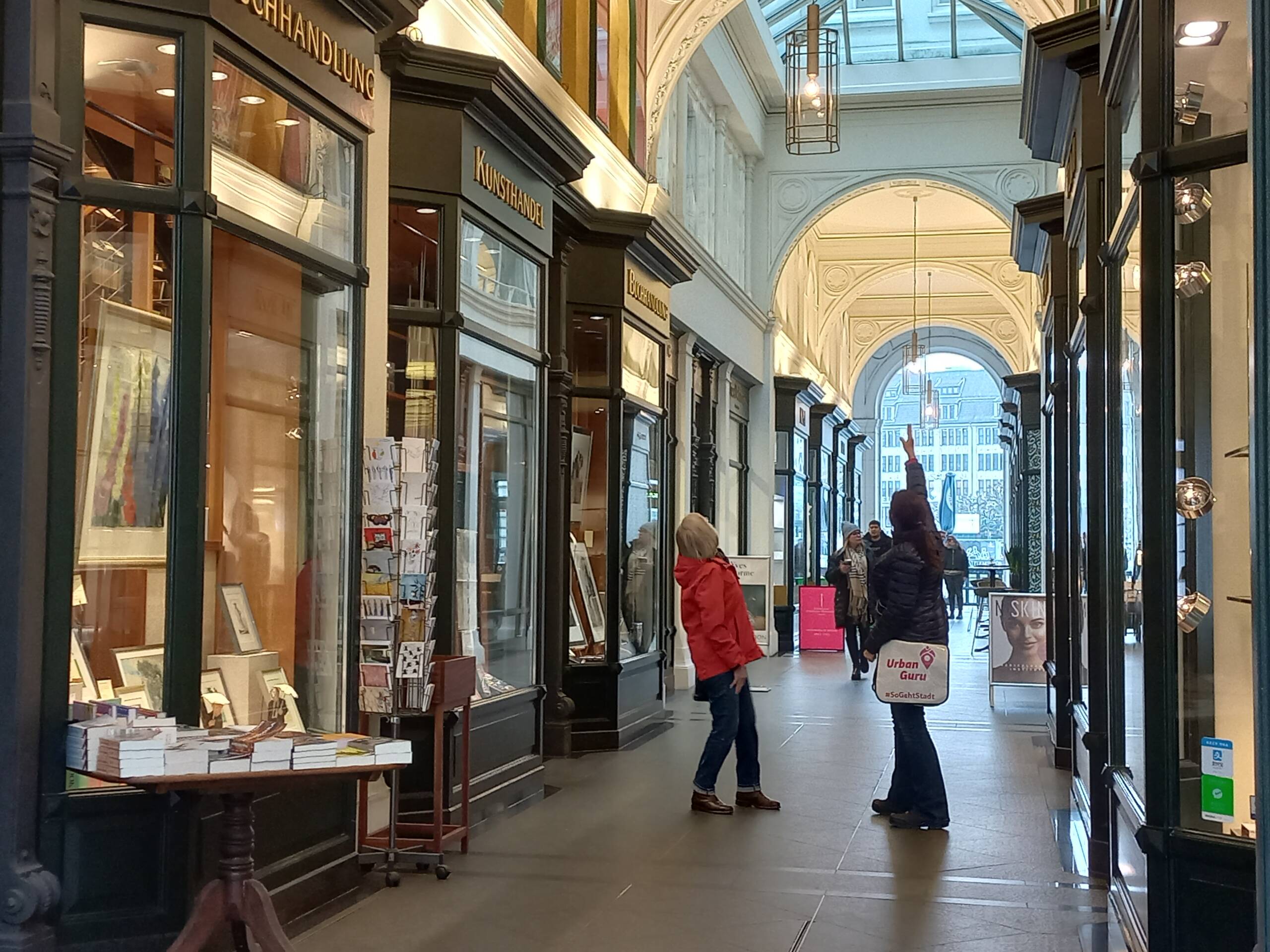 Tourguide zeigt Decke in einer Passage.