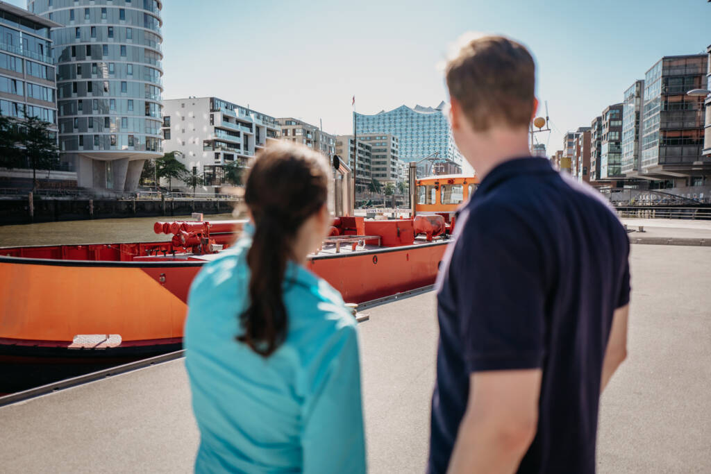 Zwei Personen schauen auf die Elbphilharmonie
