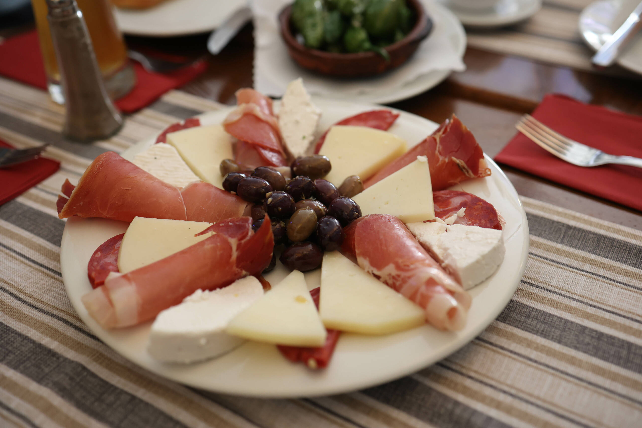 Ein Teller mit Schinken und Käse