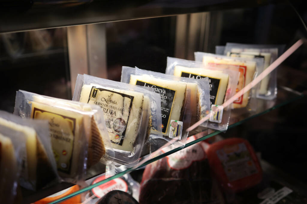 Verschiedene Stücke verpackten Käses.