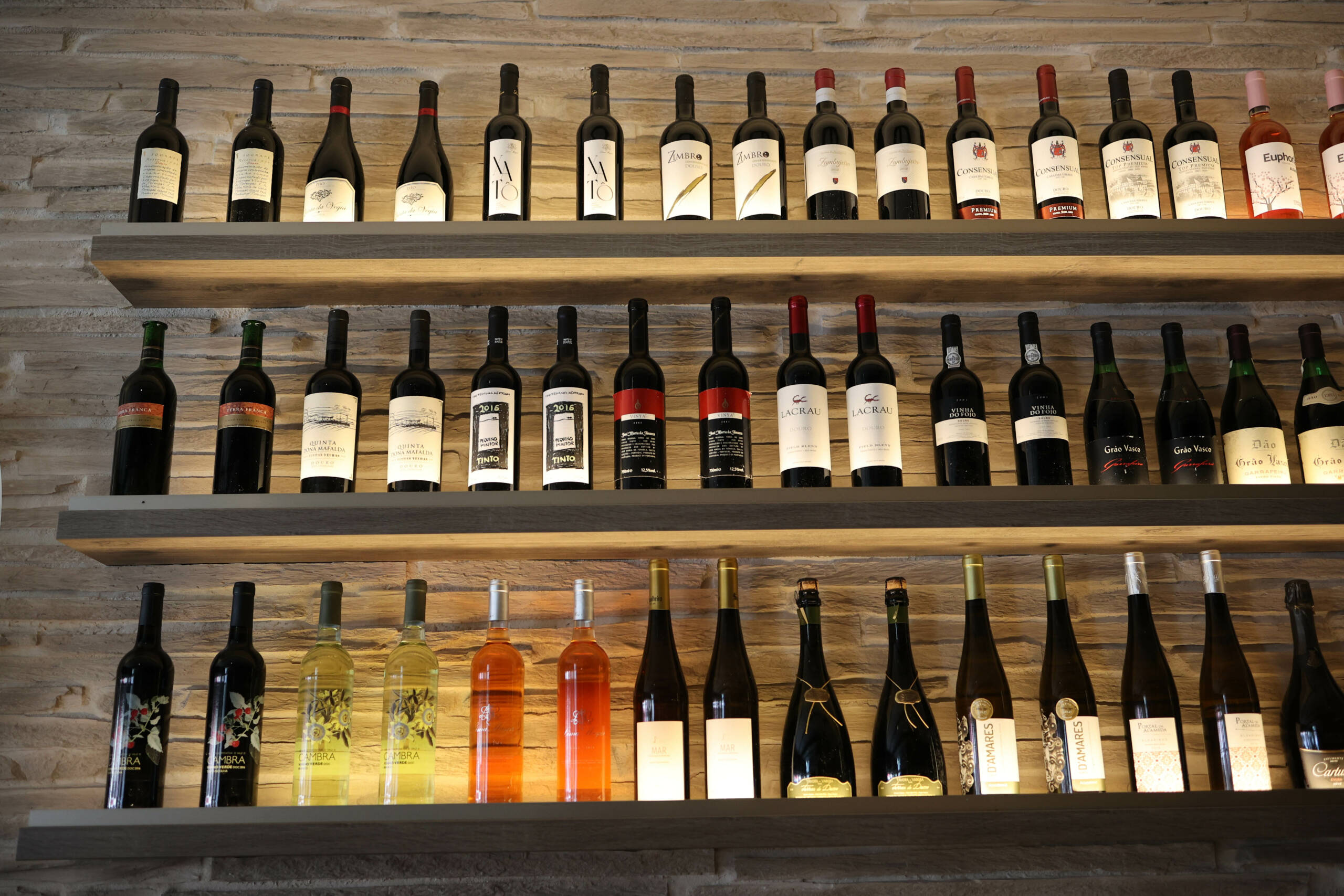 Weinflaschen-Sammlung in einem Restaurant