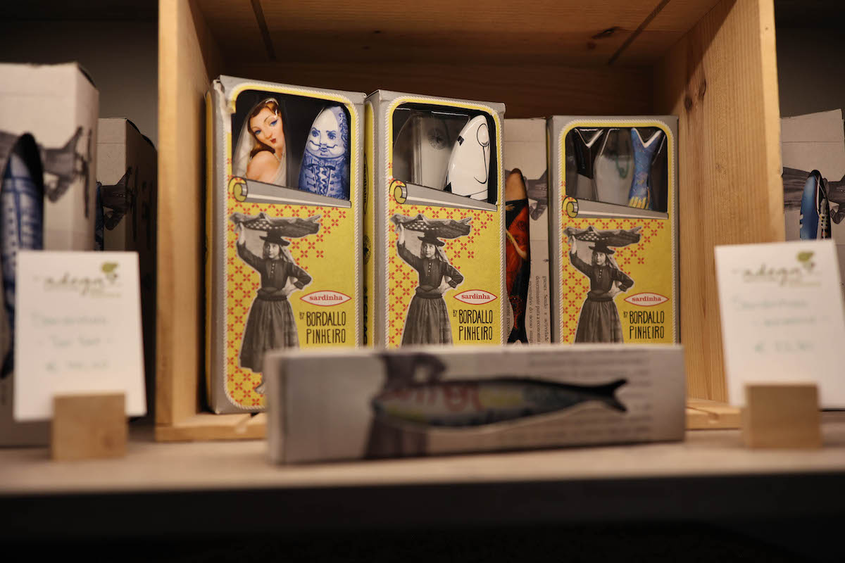 Bunte Sardellen-Dosen