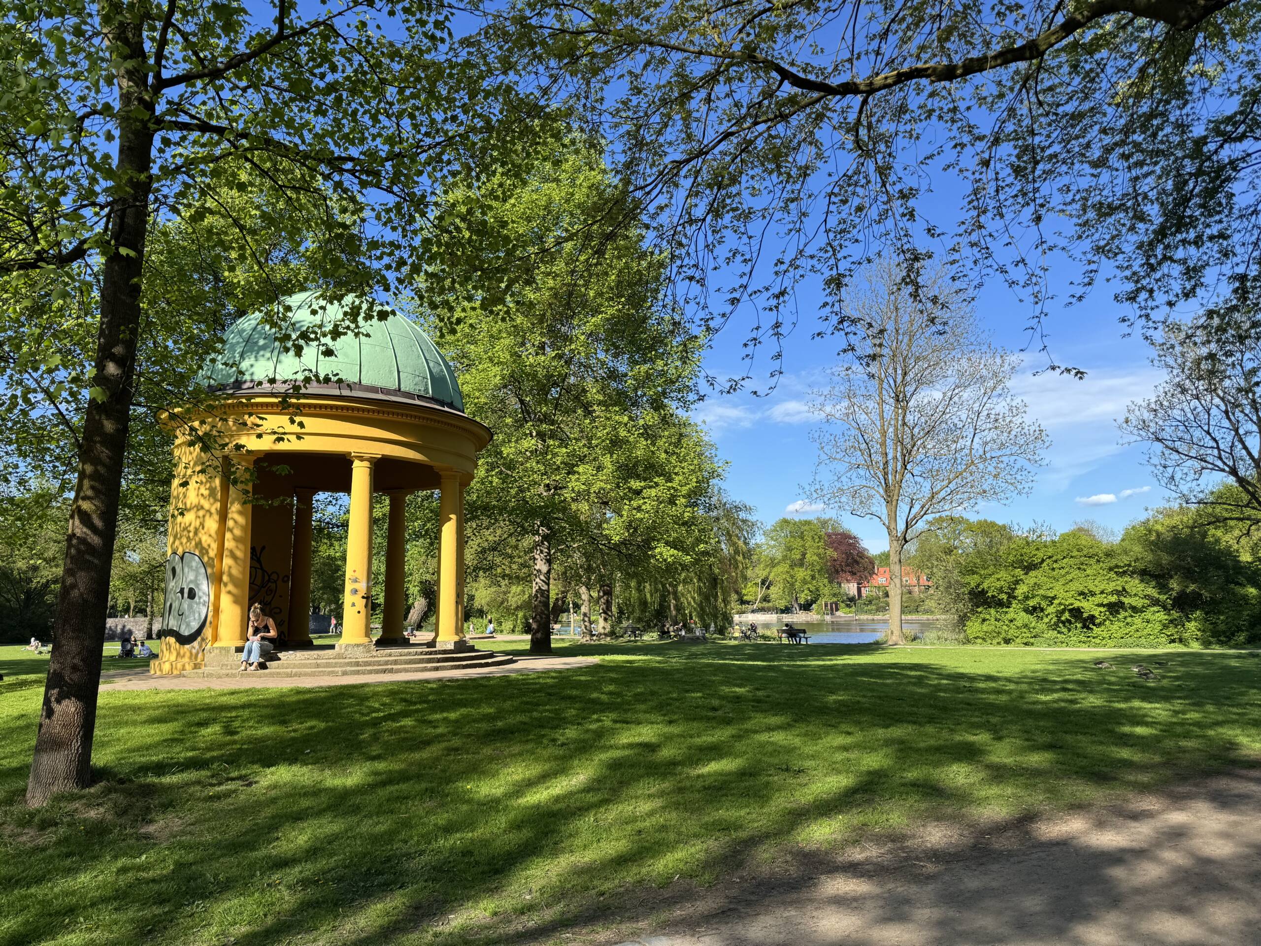 Ein schöner Kuppelbau im Grünen