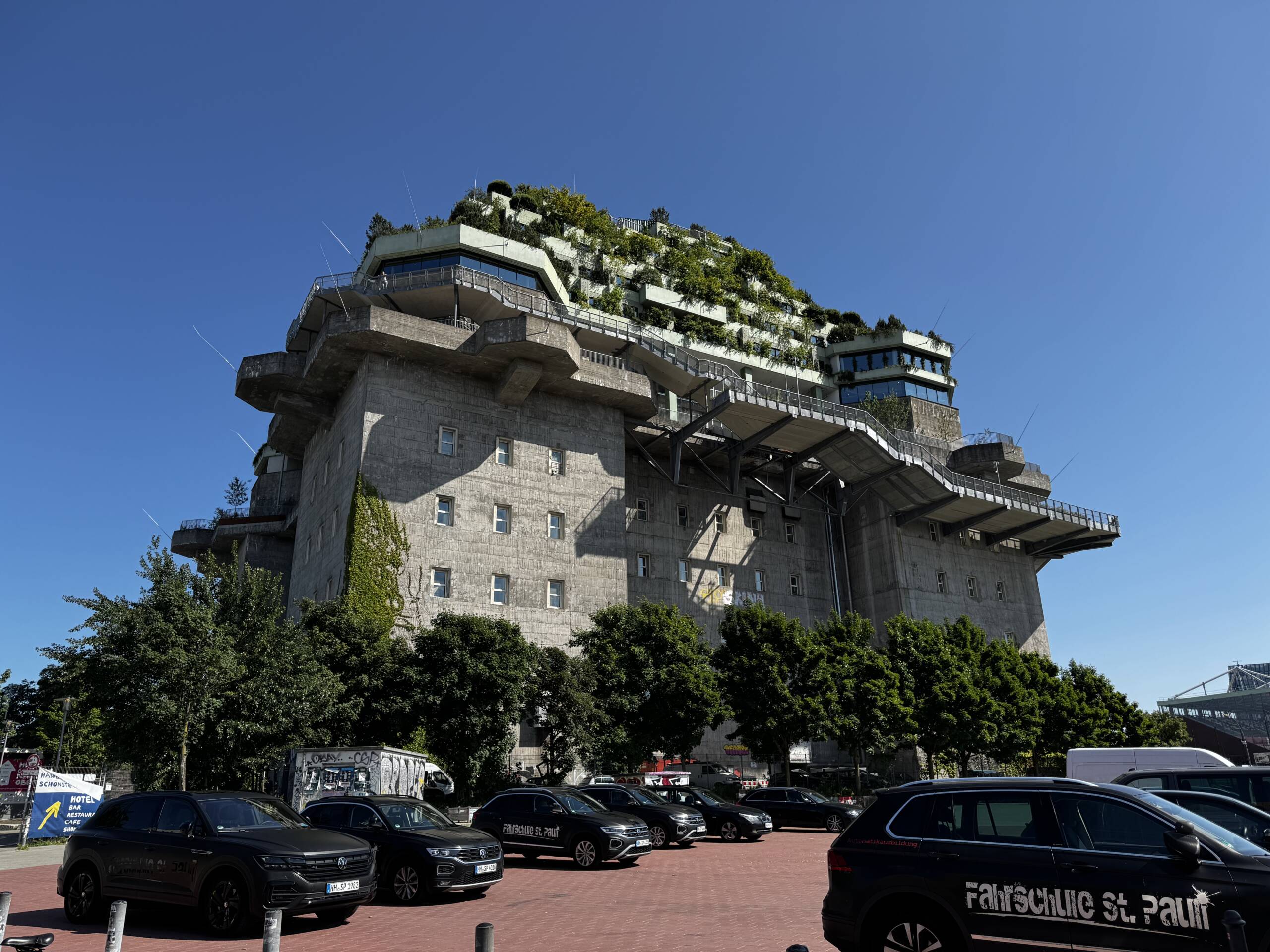 Der Grüne Bunker bei blauem Himmel