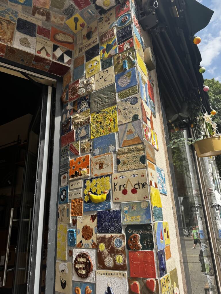 Ein Hauseingang mit einem bunten Mosaik verziehrt.