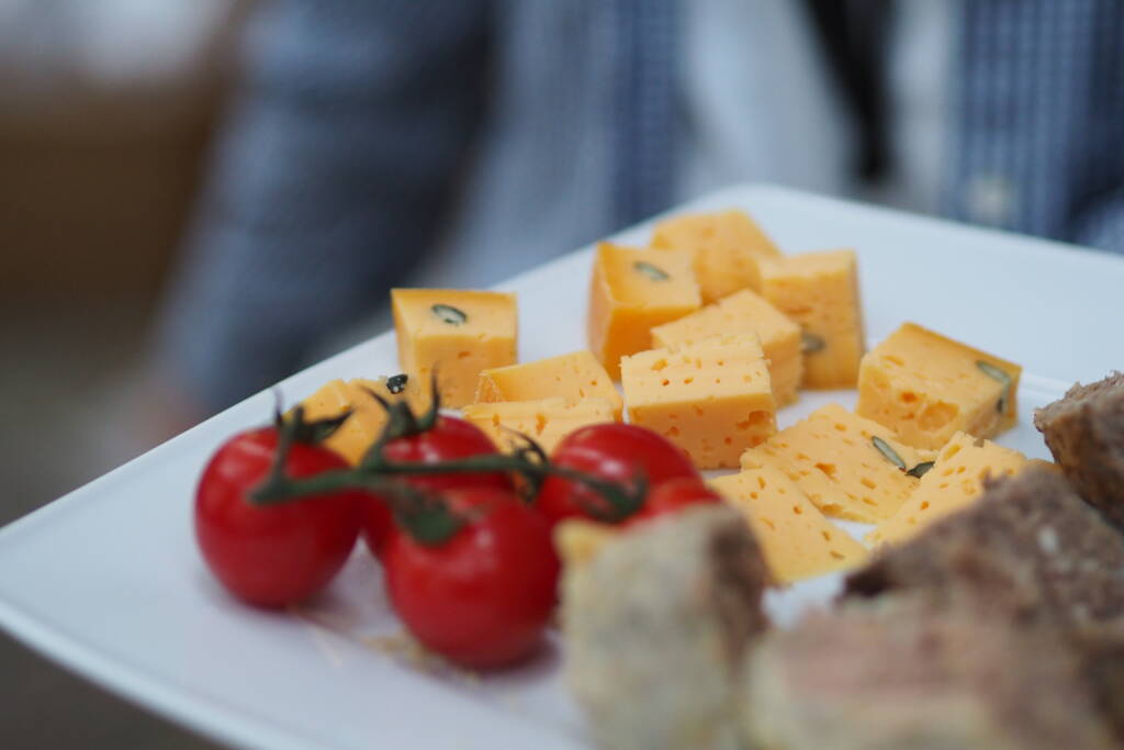 Ein Teller mit Tomaten, Käse und Brot.