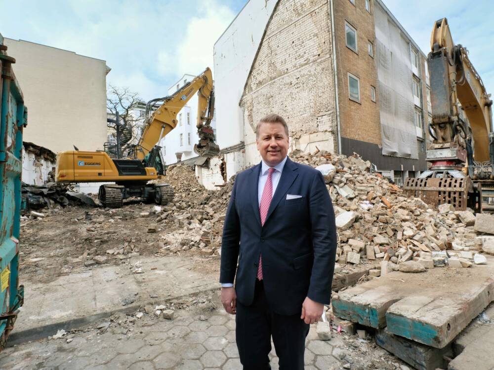 André Vedovelli, Geschäftsführender Direktor Hotel Atlantic Hamburg, vor der Baustelle an der Alstertwiete / ©Hotel Atlantic Hamburg / Andreas Laible