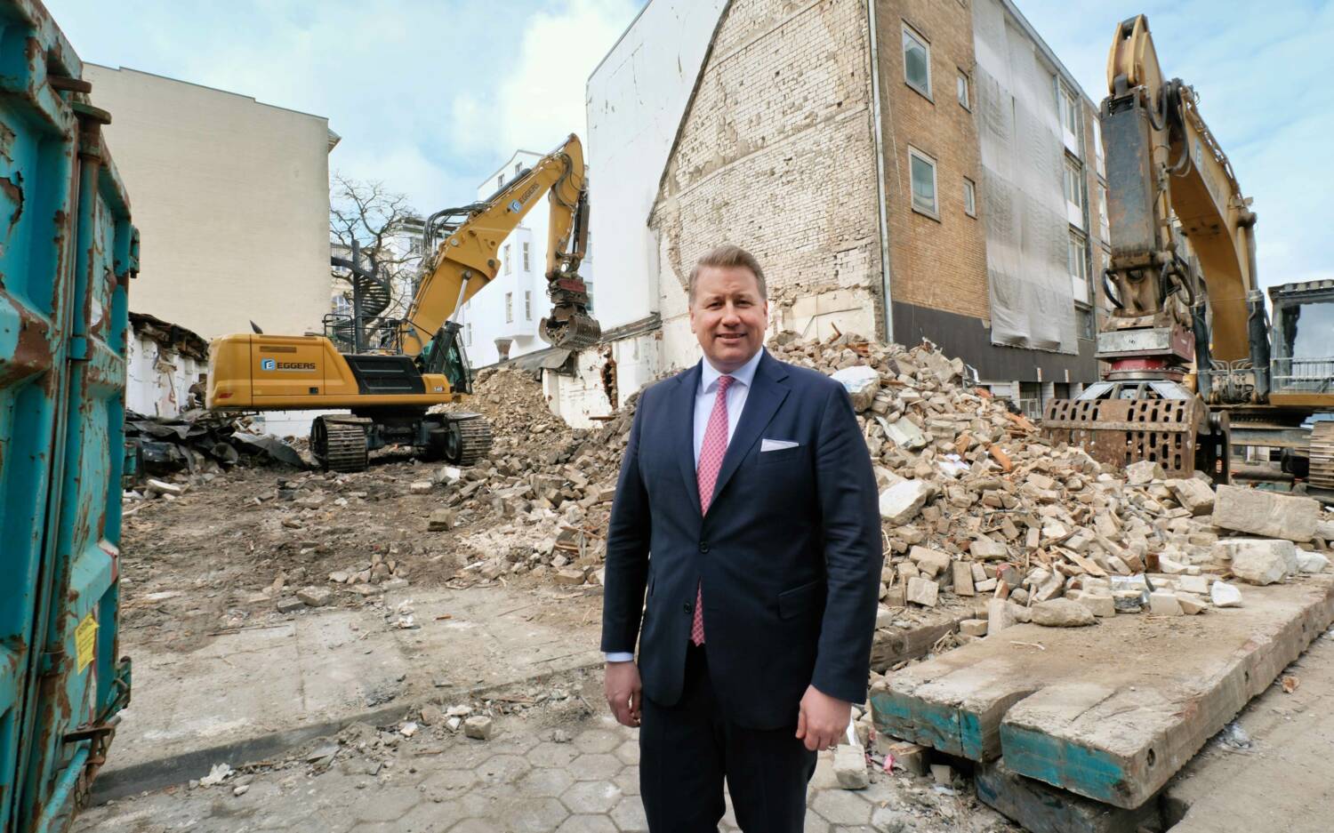 André Vedovelli, Geschäftsführender Direktor Hotel Atlantic Hamburg, vor der Baustelle an der Alstertwiete / ©Hotel Atlantic Hamburg / Andreas Laible