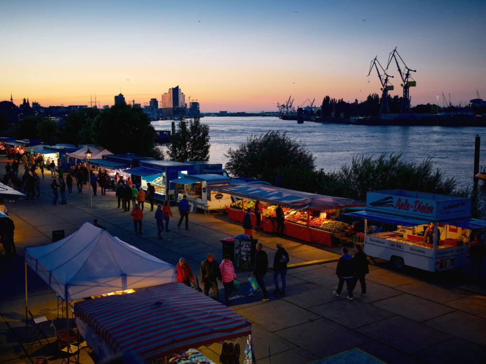 Auf dem Fischmarkt bekommen Nachtschwärmer was zwischen die Kiemen / ©Marc Sill