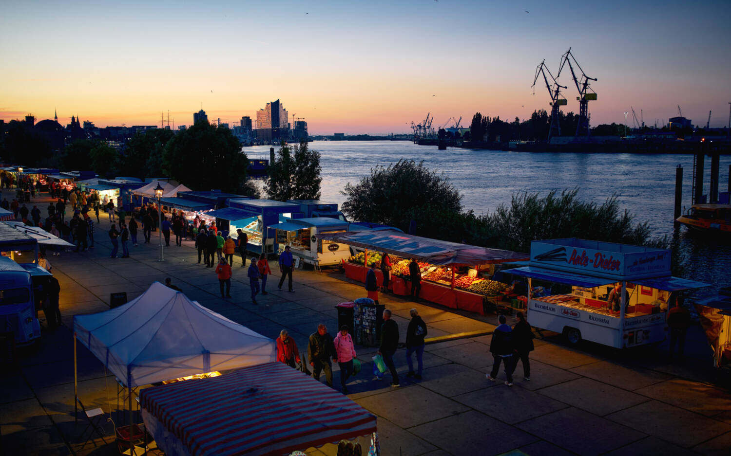 Auf dem Fischmarkt bekommen Nachtschwärmer was zwischen die Kiemen / ©Marc Sill