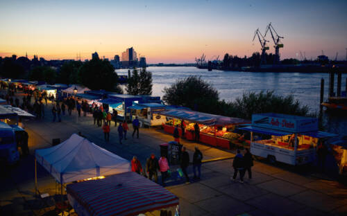Auf dem Fischmarkt bekommen Nachtschwärmer was zwischen die Kiemen / ©Marc Sill