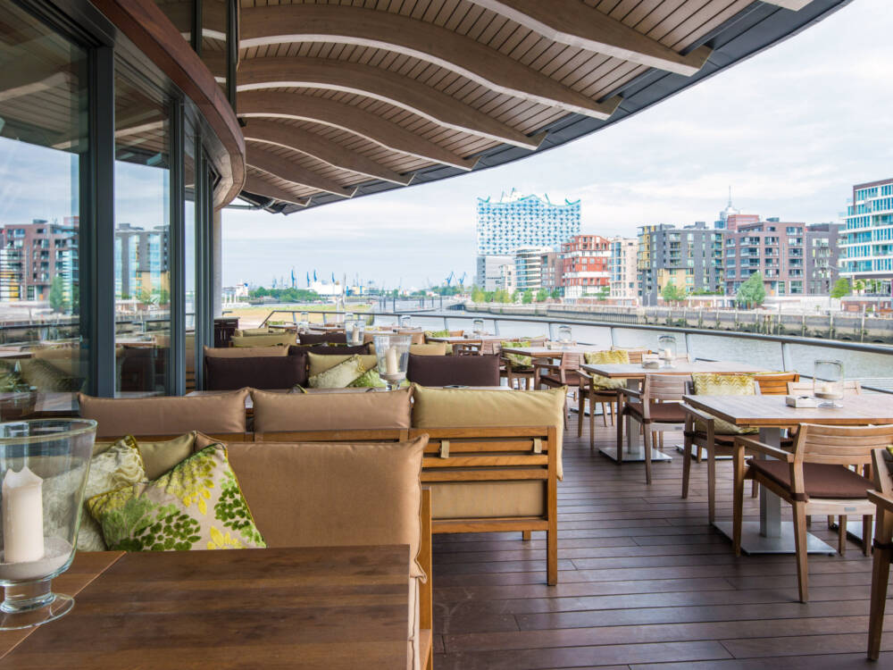 Auf der Terrasse des Coast by East sitzt man mit fantastischem Blick auf Elbphilharmonie und HafenCity / ©Marc Sill