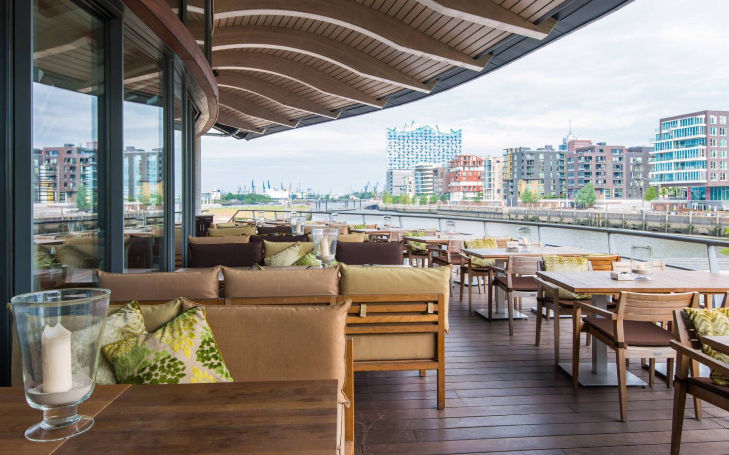 Auf der Terrasse des Coast by East sitzt man mit fantastischem Blick auf Elbphilharmonie und HafenCity / ©Marc Sill