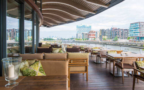 Auf der Terrasse des Coast by East sitzt man mit fantastischem Blick auf Elbphilharmonie und HafenCity / ©Marc Sill