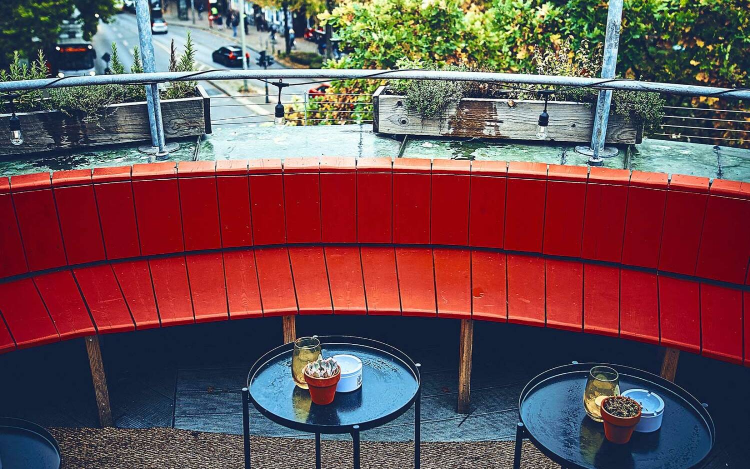 Auf der Terrasse genießen Gäste einen einzigartigen Blick auf das bunte Treiben in der Sternschanze /©Marc Sill