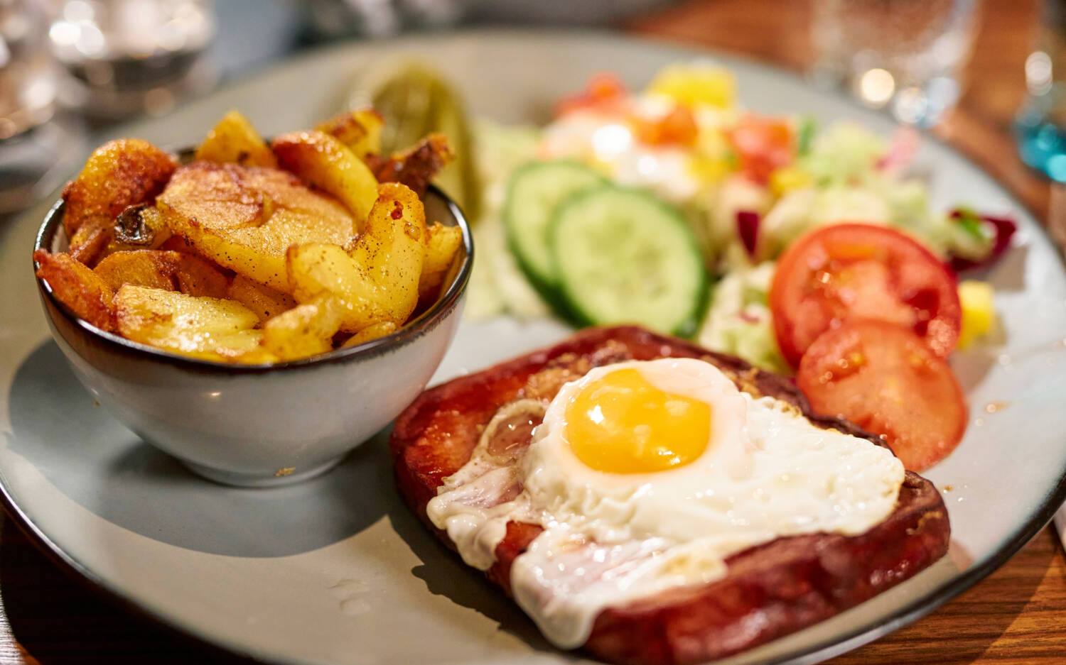 Aus der Küche kommen deftige Klassiker: Leberkäse mit Spiegelei und Bratkartoffel / ©Marc Sill