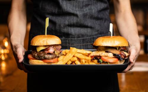 Bei Dulf’s Burger gibt es viele Entscheidungen zu treffen: Welche Filiale, welches Brot, welcher Gargrad … / ©Unsplash/Peter Dawn