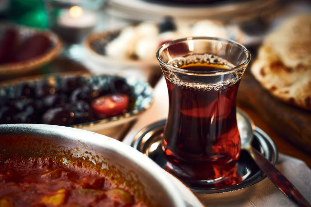 Bei Tadim Urfa kann man sich auf einen kräftigen Tee zum Döner in Hamburg freuen / ©Marc Sill 