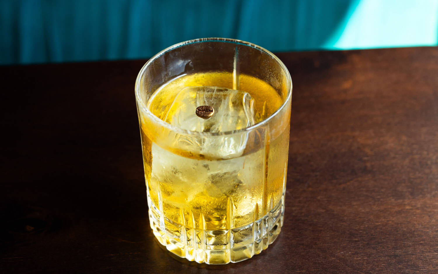 Beim ChampionsDinner kochen die Genuss-Michel-Gewinner 2025 ein Sechs-Gänge-Menü. Mit dabei TheRabbithole Bar mit eine White Coffee Negroni / ©Julia Schumacher