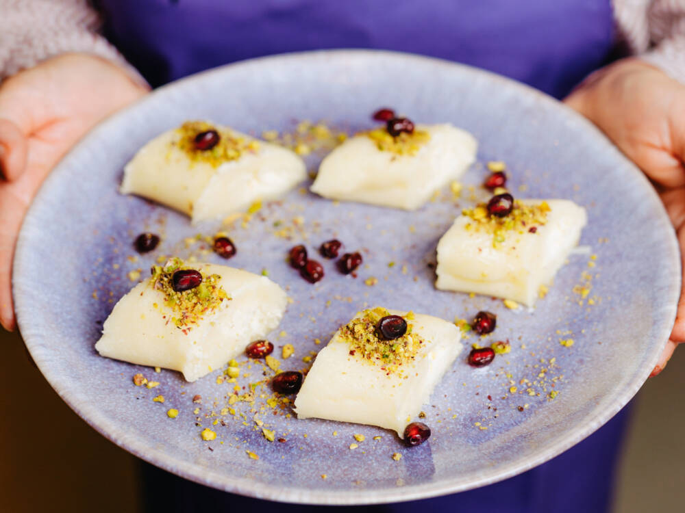 Beim ChampionsDinner 2025 kochen die Genuss-Michel-Gewinner 2025 ein Sechs-Gänge-Menü. Mit dabei das Chickpeace mit süßen Käseröllchen zum Dessert / ©Julia Schumacher