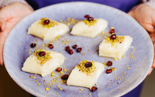 Beim ChampionsDinner 2025 kochen die Genuss-Michel-Gewinner 2025 ein Sechs-Gänge-Menü. Mit dabei das Chickpeace mit süßen Käseröllchen zum Dessert / ©Julia Schumacher