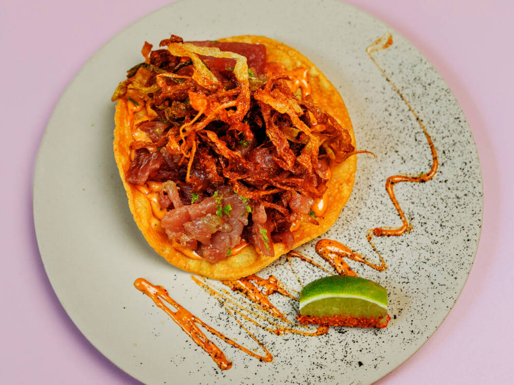 Beim ChampionsDinner kochen die Genuss-Michel-Gewinner 2025 ein Sechs-Gänge-Menü. Mit dabei: Juan sin Miedo mit Tostada de Atún / ©Julia Schumacher