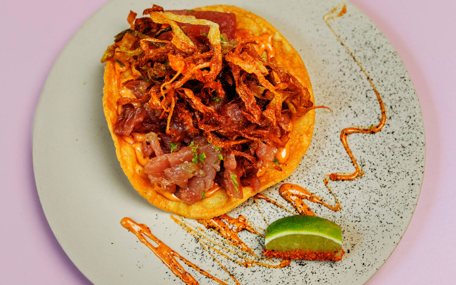 Beim ChampionsDinner kochen die Genuss-Michel-Gewinner 2025 ein Sechs-Gänge-Menü. Mit dabei: Juan sin Miedo mit Tostada de Atún / ©Julia Schumacher