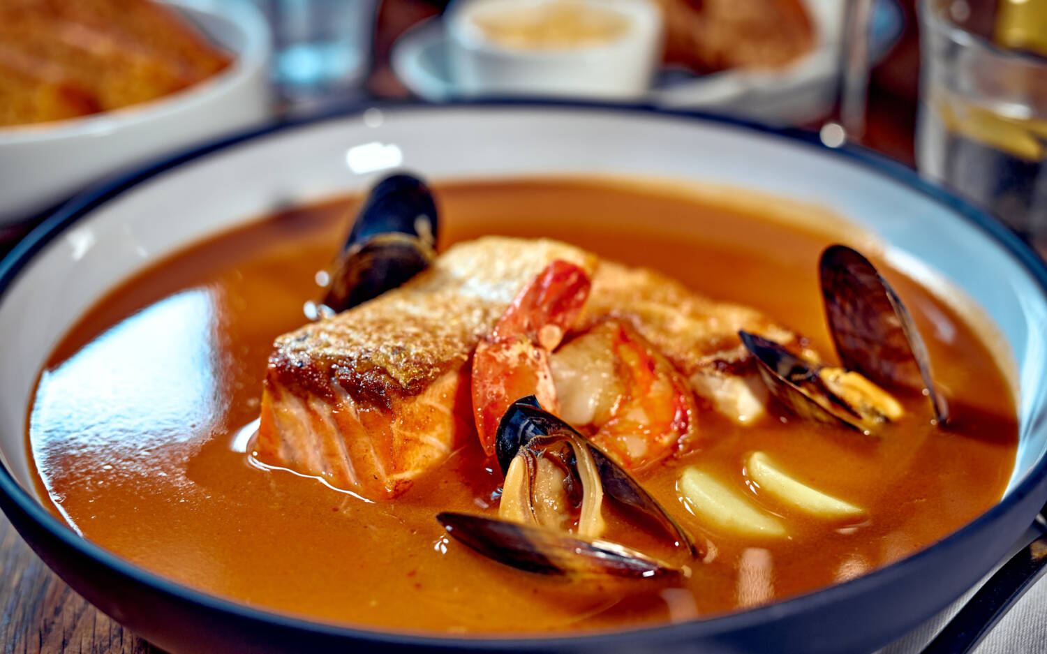 Bouillabaisse: Die provenzalische Fischsuppe gehört in jedem französischen Restaurant auf das Menü / ©Marc Sill