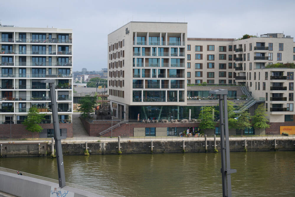 Das Jufa Hotel liegt mit seinen 220 Zimmern direkt am Wasser / ©Jufa Hotels