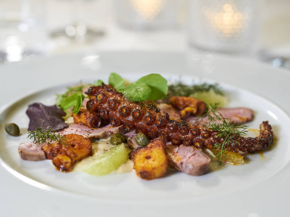 Der Knaller zum Einstieg: Filet Tonnato Spezial mit gebratenem Oktopus / ©Marc Sill