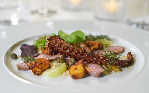 Der Knaller zum Einstieg: Filet Tonnato Spezial mit gebratenem Oktopus / ©Marc Sill