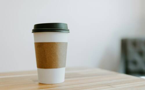 Der schnelle Kaffee to Go: Lap Coffee / ©Unsplash/Kelly Sikkema