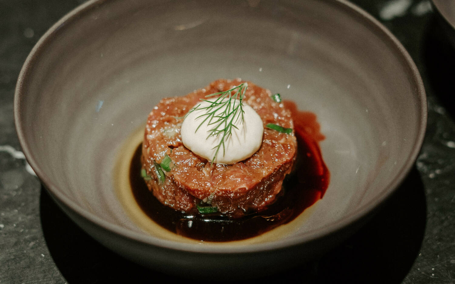 Die Fusion der beiden Köche geht über die Effekthascherei hinaus und schafft spannende Geschmackserlebnisse / ©Criss Studio/Jahmarley Grant