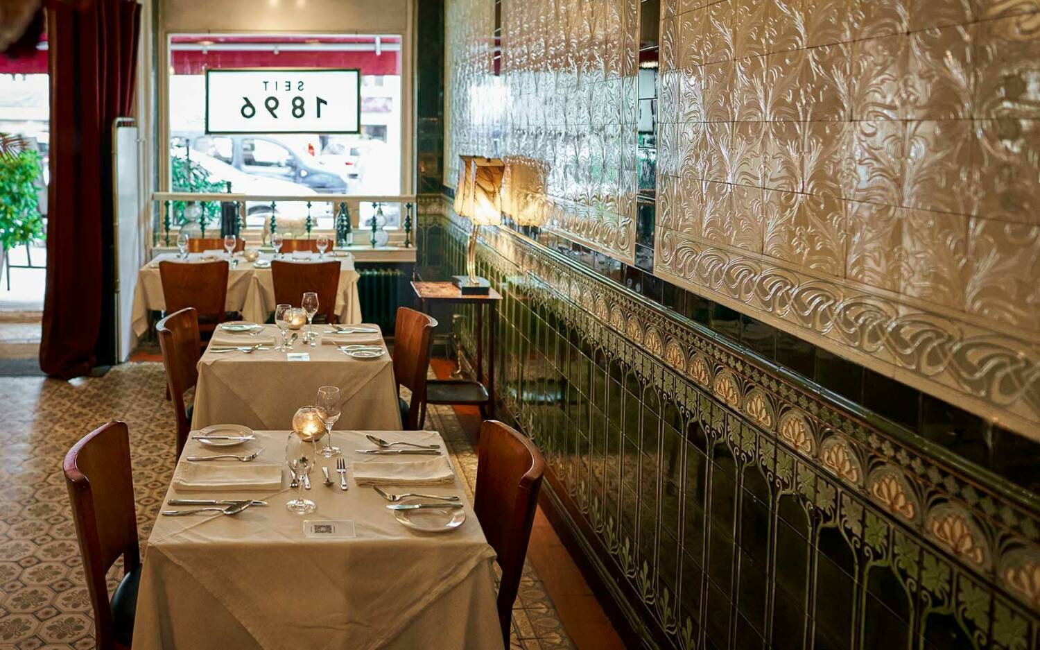 Die Jugendstil-Kacheln im Rexrodt sind Originalrelikte aus dem Jahr 1896 / ©Marc Sill