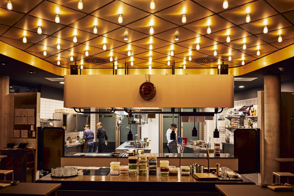 Die offene Küche im Erdbeerfressenden Drachen erlaubt den Gästen einen Blick in die Töpfe / ©Marc Sill