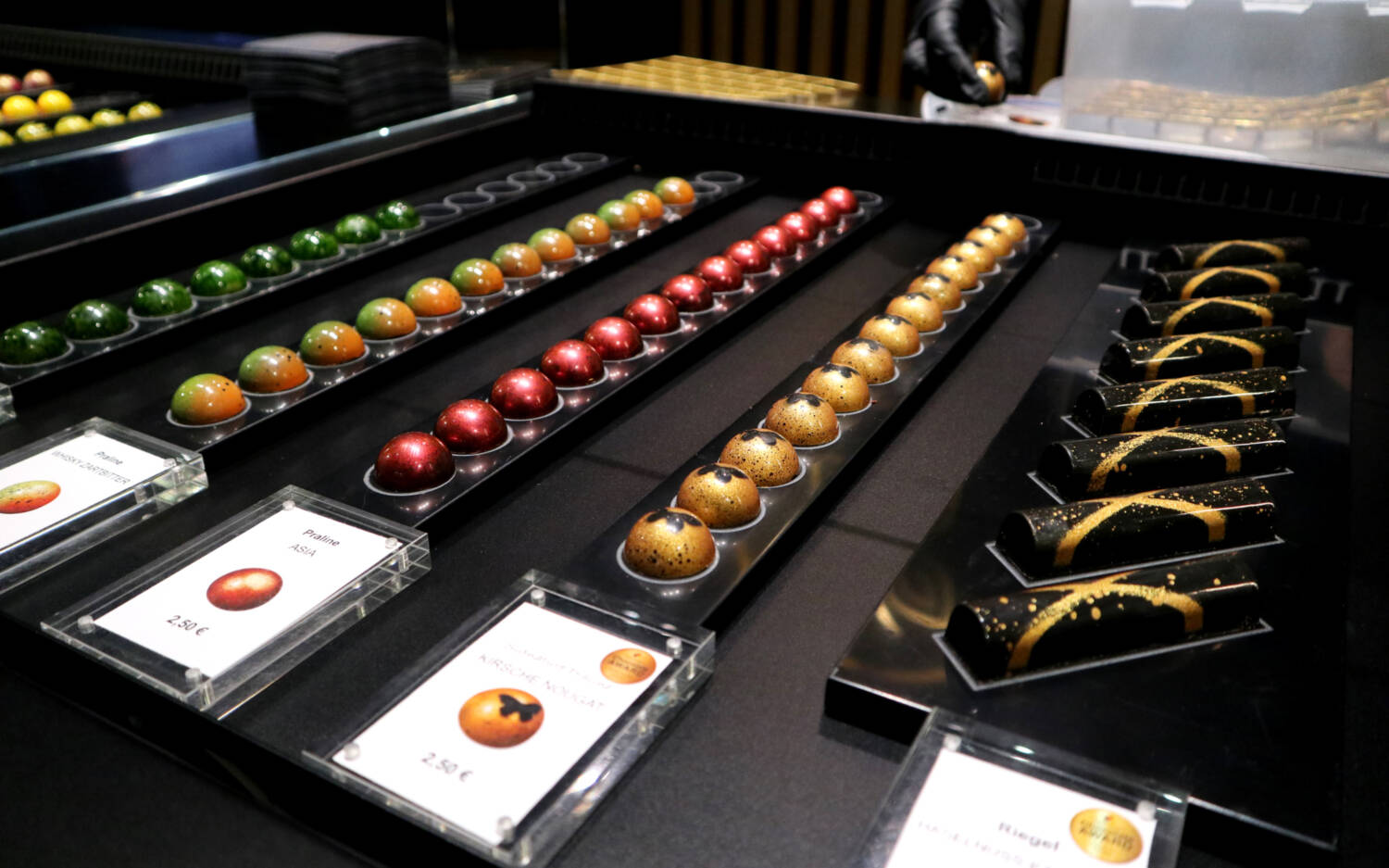 Die Pralinen in der Patisserie Johanna werden in Handarbeit hergestellt und sind ebenso wie die Törtchen kleine Kunstwerke / ©Alina Fedorova