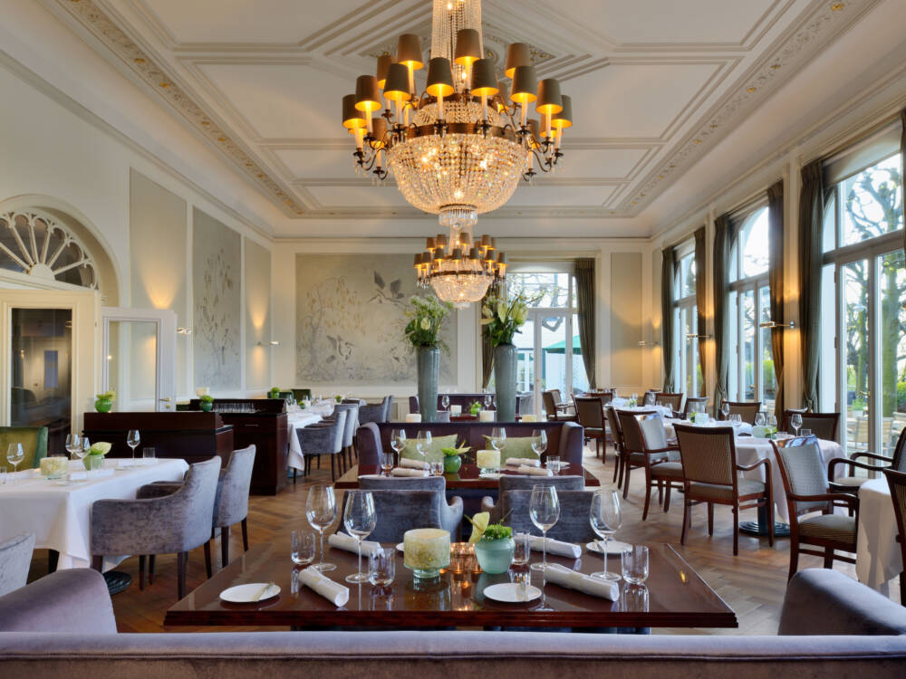 Die wenigsten Gäste reisen wohl mit dem Rad zu dem Gourmetrestaurant an / ©DSR Hotel Holding GmbH