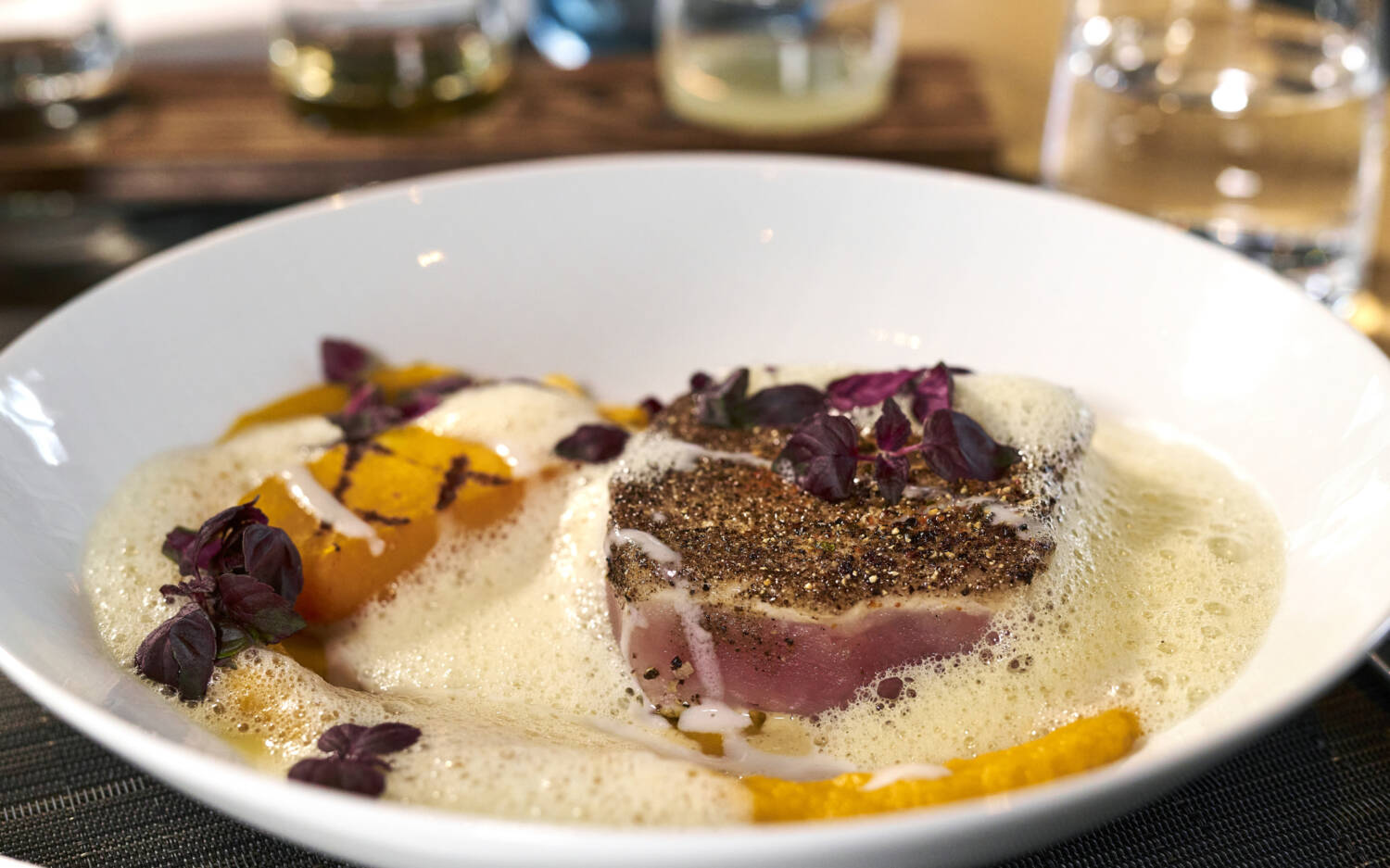 Ein Garant für Qualität: Chef- und Fernsehkoch Steffen Henssler gilt als einer der Besten im Gebiet des rohen Fisches / ©Marc Sill