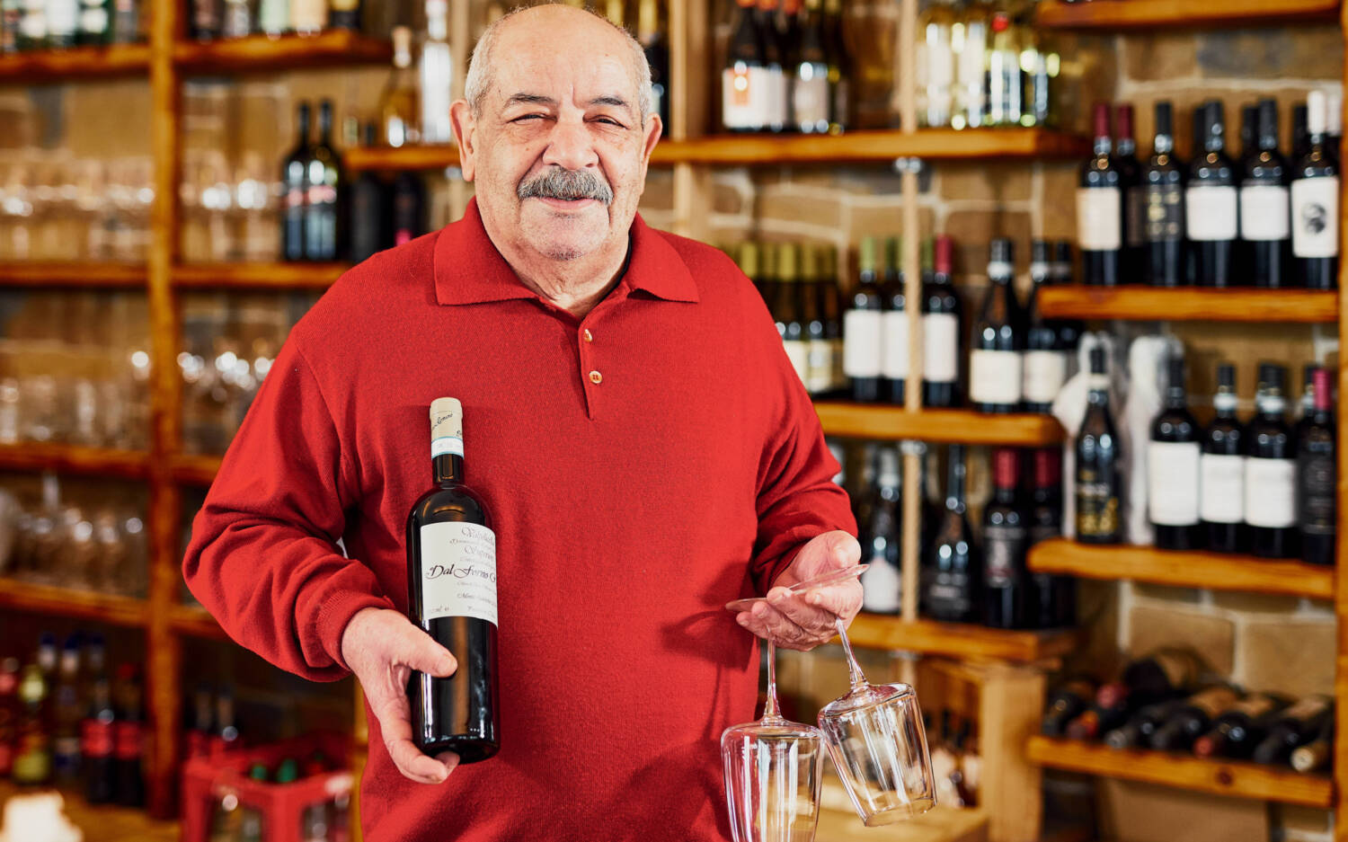 Franco kennt sich mit italienischen Weinen genauso gut aus, wie in der Küche / ©Marc Sill