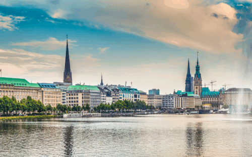 Hamburgs schönste Seiten bei einer Menü-Tour erleben, etwa entlang der Alsterarkaden und durch Altstadt bis zum Jungfernstieg / ©JFL Photography / Adobe Stock