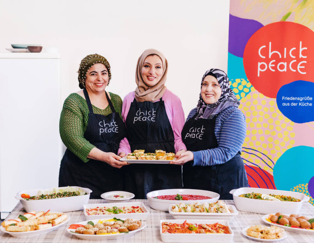 Hewen Shekho, Hebatollah Rahmon und Shahrazad Hamo kochen beim ChampionsDinner einen Zwischengang und das Dessert / ©Julia Schumacher