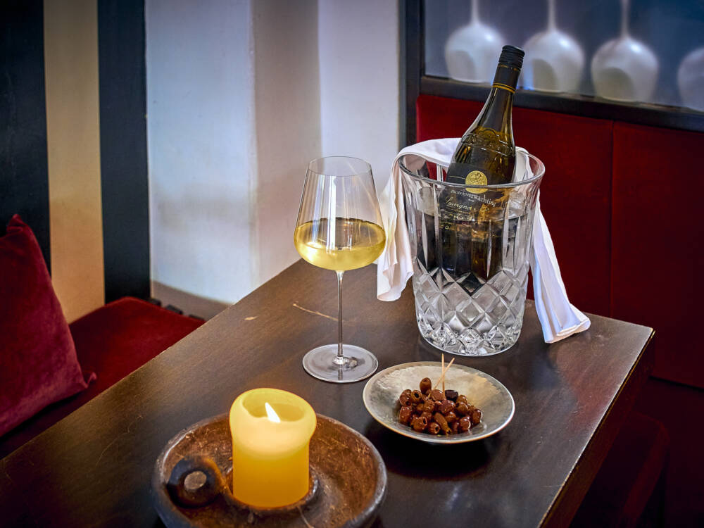 Hier trifft sich Blankenese: Im Bistro Riva findet sich ein gediegener Generationen-Mix ein / ©Marc Sill 