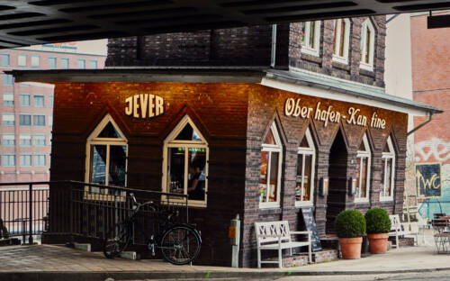 Hundert Jahre alt sind das kleine windschiefe Häuschen und die Oberhafen-Kantine in diesem Jahr geworden / ©Marc Sill