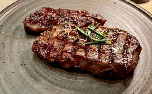 Im mittleren Preissektor: das 250-Gramm-Rib-Eye-Steak unseres Testers / ©Peter Wagner/foodbild